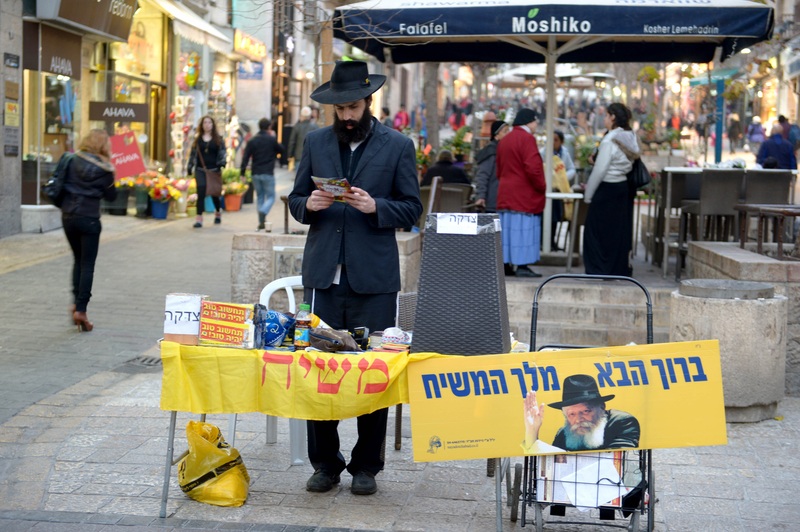 Ulardan ikkitasi uyda xotinini sikishmoqda